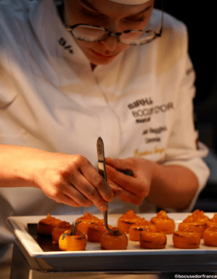 Jade Biaggini en train de décorer les carottes obtenues avec un moule sur-mesure du Madlen Studio