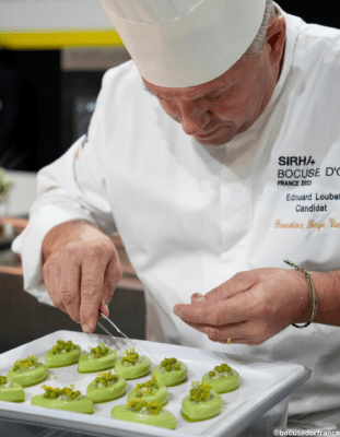 Edouard Loubet en train de dresser les graines fenouil obtenues avec un moule silicone sur-mesure du Madlen Studio