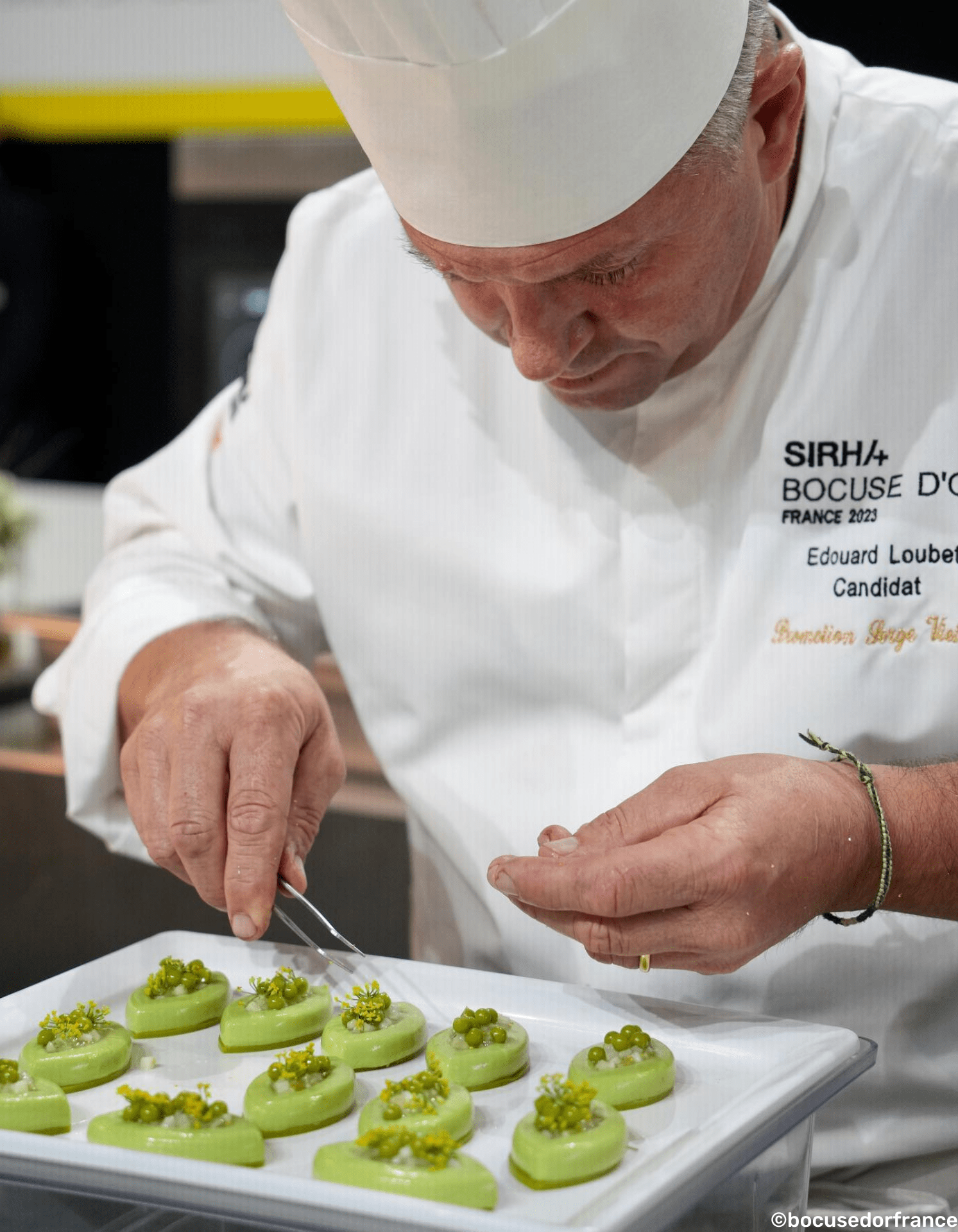 Edouard Loubet en train de dresser les graines fenouil obtenues avec un moule silicone sur-mesure du Madlen Studio