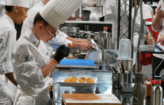 Jade Biaggini en train d'appliquer du charbon décoratif sur les carottes obtenues avec un moule sur-mesure du madlen studio
