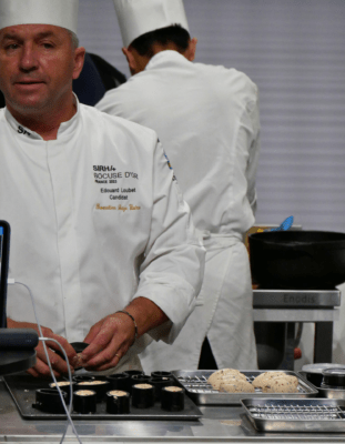 Edouard Loubet en train de démouler les quenelles du moule sur-mesure avec une finition brillante