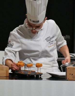 Glaçage des carottes moulées sur-mesure dans un moule silicone du Madlen Studio