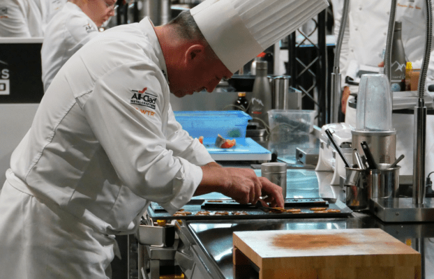 Edouard Loubet en train de démouler des tuile feuilles d'un moule silicone sur-mesure du Madlen Studio