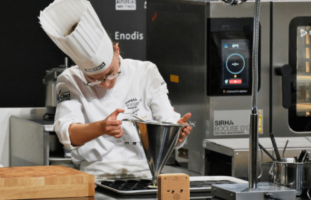 Jade Biaggini en train de remplir les moules silicone sur-mesure graine de fenouil pour le concours Bocuse d'or France 2023