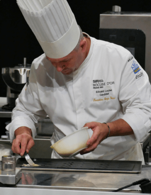 Edouard Loubet en train de remplir un moule silicone sur-mesure motif tuile branche pour le concours Bocuse d'or 2023